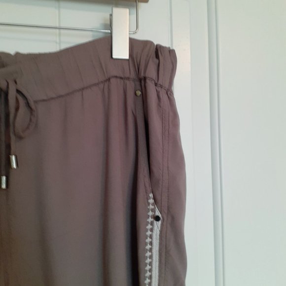 Sundance Tone It Up Embroidered Drawstring Pant Taupe Size S - Picture 7 of 13
